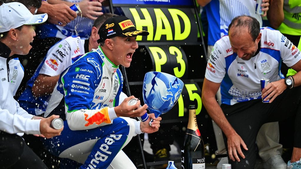 Isack Hadjarin F1-uran ensimmäinen pokaali hajosi juhlallisuuksissa.