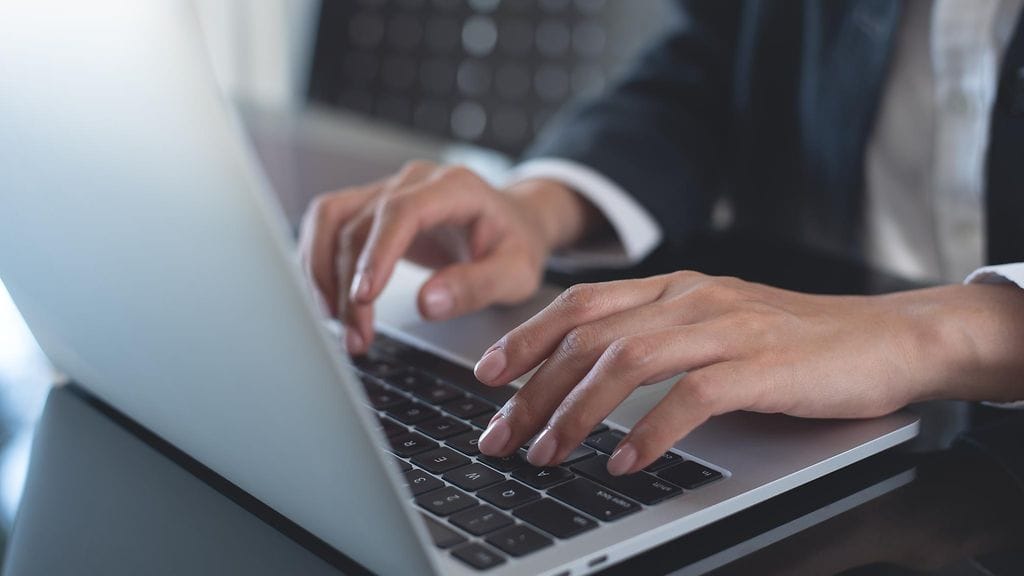 Etätyötä tekevät jämähtävät koneen ääreen helposti. Kuvituskuva.