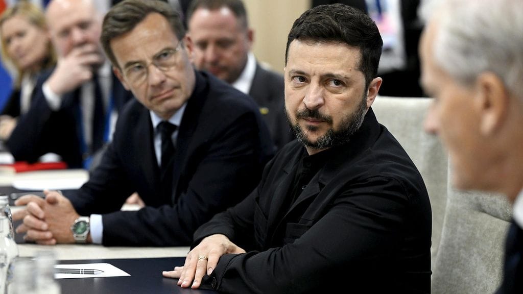 Kuvituskuva. Ruotsin pääministeri Ulf Kristersson ja Norjan pääministeri Jonas Gahr Støre tapasivat Ukrainan presidentin Volodymyr Zelenskyin Naton huippukokouksen yhteydessä Haagissa, Alankomaissa, 25. kesäkuuta 2025.