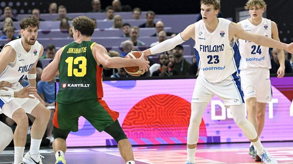 Liettuan tähtipelaaja Rokas Jokubaitis (kuvan #13) loukkaantui pahasti ottelussa Susijengiä vastaan.