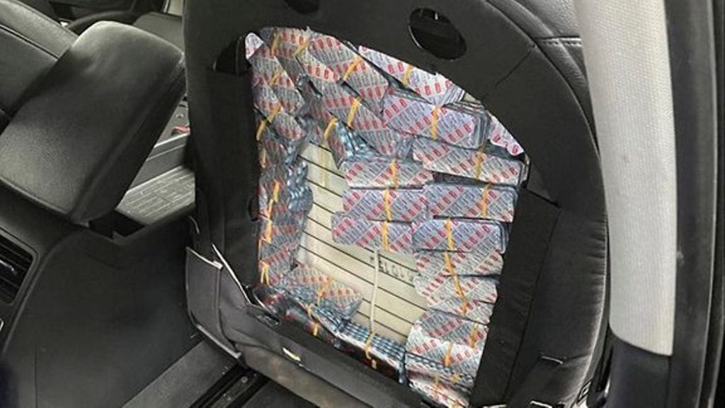 Istuimen selkänojasta löydetty kätkö.