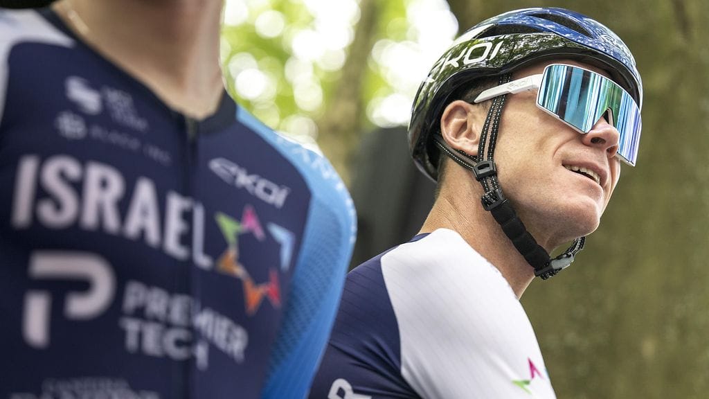 Chris Froome loukkaantui hengenvaarallisesti törmättyään liikennemerkkiin eteläisessä Ranskassa.