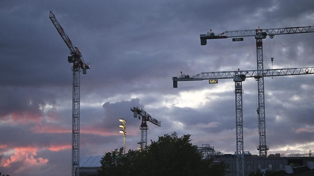 Nostureita rakennustyömaalla Helsingissä 27. elokuuta.