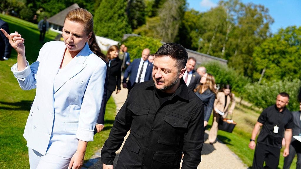 LK 3.9.2025 Tanskan pääministeri Mette Frederiksen toivottaa Ukrainan presidentin Volodymyr Zelenskyin tervetulleeksi Marienborgin edustalla lähellä Kööpenhaminaa, Tanskassa, 3. syyskuuta 2025.