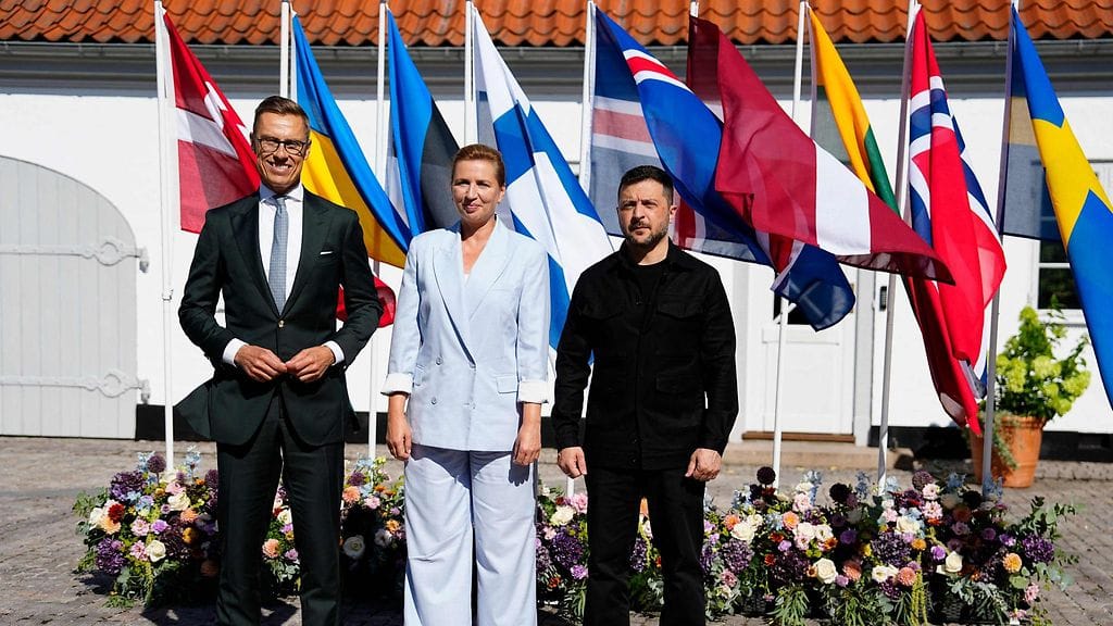 Tanskan pääministeri Mette Frederiksen (keskellä), presidentti Alexander Stubb ja Ukrainan presidentti Volodymyr Zelenskyi (oikealla) Kööpenhaminassa.