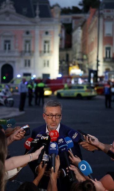 LK 3.9.2025 Lissabonin pormestari Carlos Moedas puhui medialle köysirataonnettomuuden tapahtumapaikalla Lissabonissa 3. syyskuuta 2025.