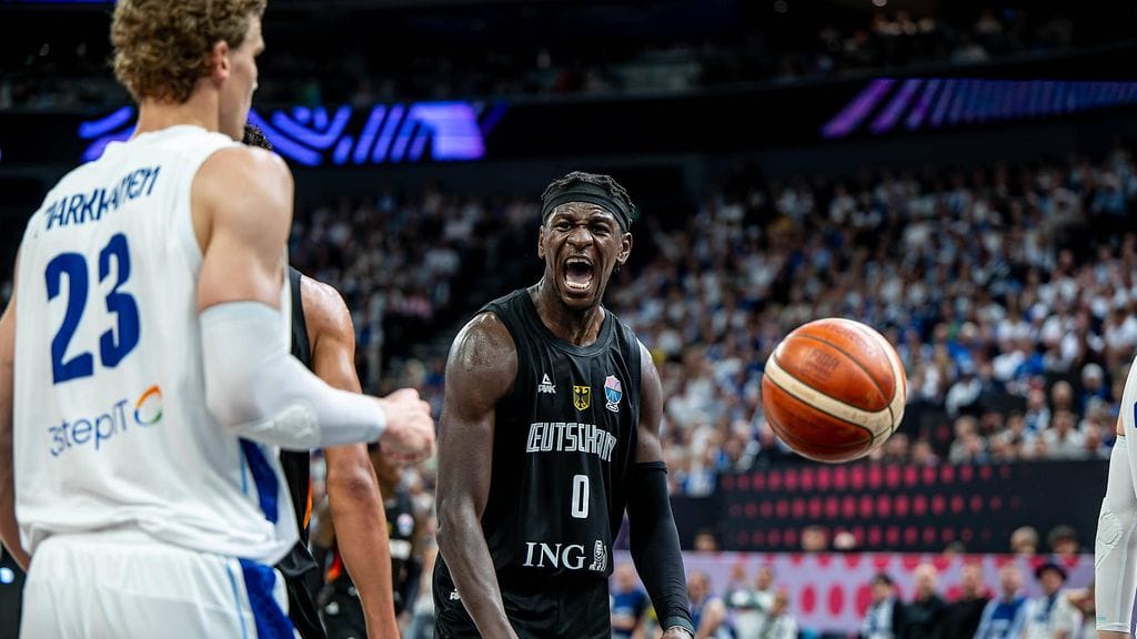 Isaac Bonga pimensi Lauri Markkasen.