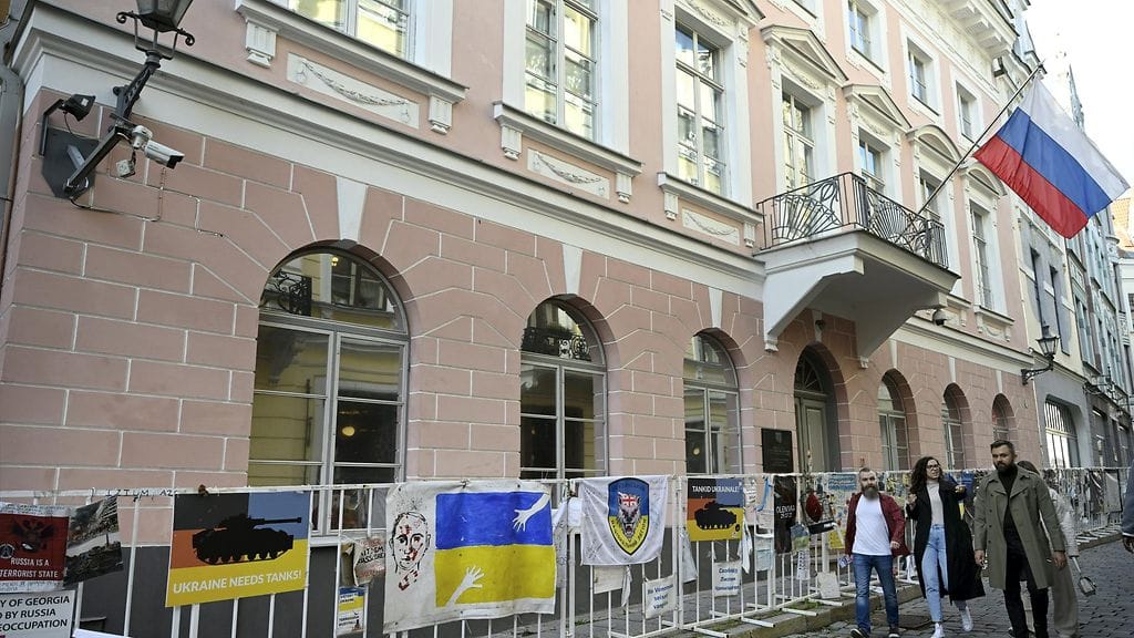 Viro karkotti elokuussa venäläisen diplomaatin väitettyjen valtiota vastaan tehtyjen rikosten vuoksi. Kuvassa Venäjän suurlähetystö Tallinnassa.