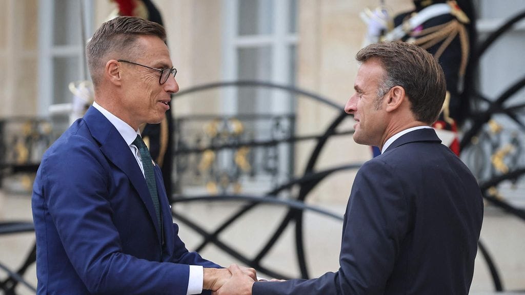 Ranskan presidentti Emmanuel Macron tervehti presidentti Alexander Stubbia (vasemmalla) tämän saapuessa osallistumaan halukkaiden koalition huippukokoukseen Élysée-palatsiin Pariisiin.