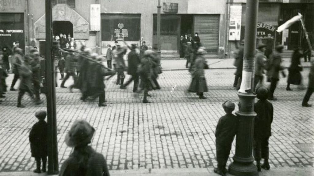 Vangittuja punaisia kuljetettiin Helsingissä vuonna 1918.