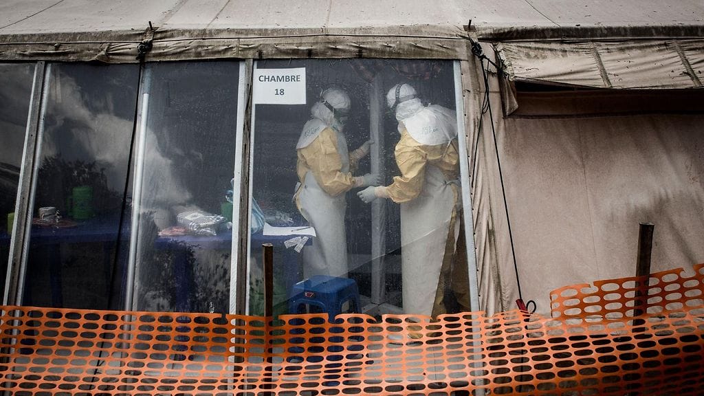 Kuvassa terveydenhuollon työntekijöitä ebola-hoitokeskuksen ”punaisella alueella” 9. maaliskuuta 2019 Butembossa Kongossa.