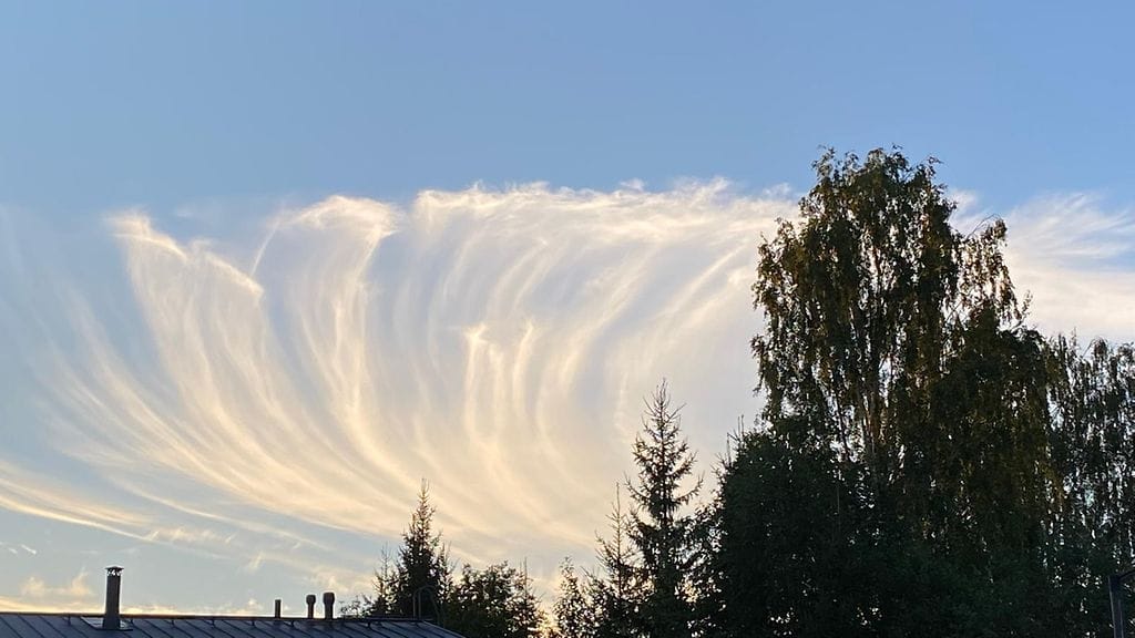 Upeat pilvet ihastuttivat torstai-iltana Kuopion Hiltulanlahdessa.