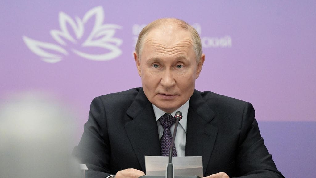 Arkistokuva. Putinilla oli yhteyksiä Turkuun jo 1990-luvulta, jolloin hän vieraili kaupungissa usein Pietarin varapormestarin asemassa.