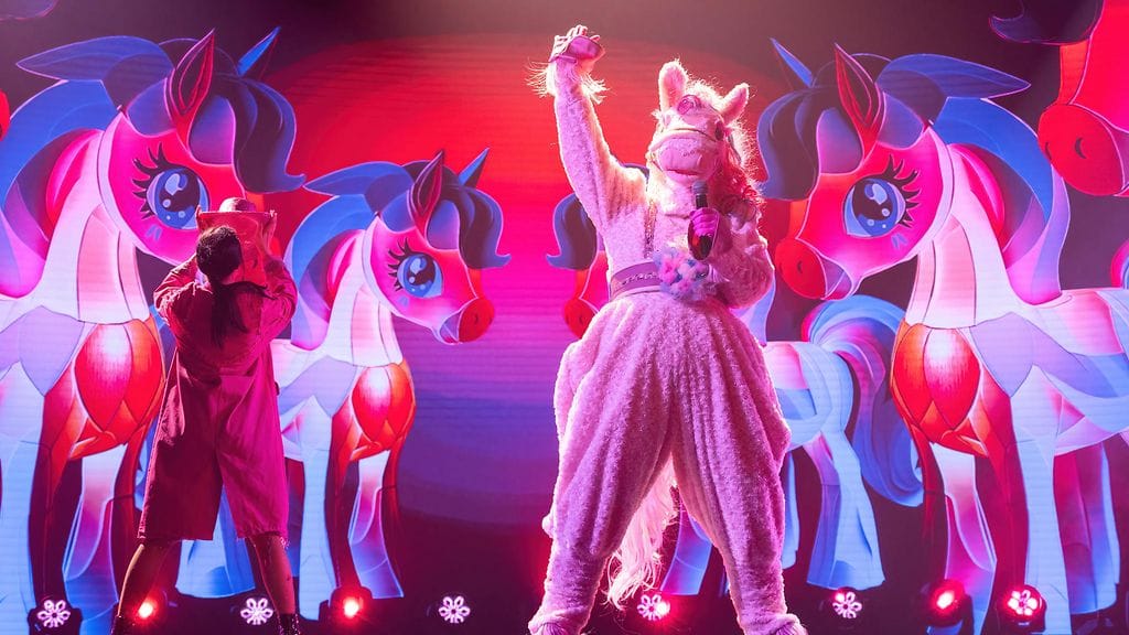 masked_singer_suomi_s7_eps1_008_poni_kuvaaja_saku_tiainen