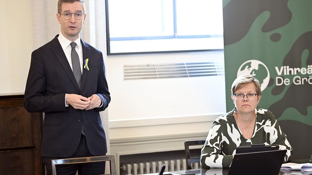 Vihreän eduskuntaryhmän puheenjohtaja Oras Tynkkynen ja entinen ilmasto- ja ympäristöministeri, kansanedustaja Krista Mikkonen puolueen mediatilaisuudessa Helsingissä eduskunnassa vihreiden ryhmähuoneessa 5. syyskuuta 2025. Tynkkynen ja Mikkonen julkistivat vihreiden mallin hiilineutraaliuden saavuttamiseksi.