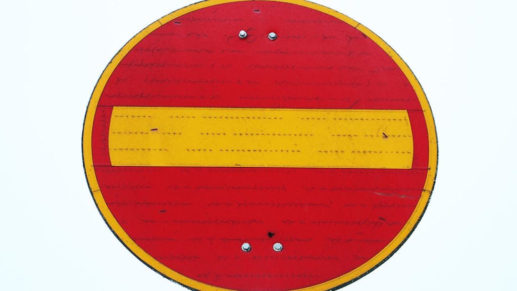 Seitsemänkymppinen nainen törmäsi vastaan tulevien kaistalla ajaessaan autoon, jonka kuljettaja sai leikkausta vaatineita vammoja.