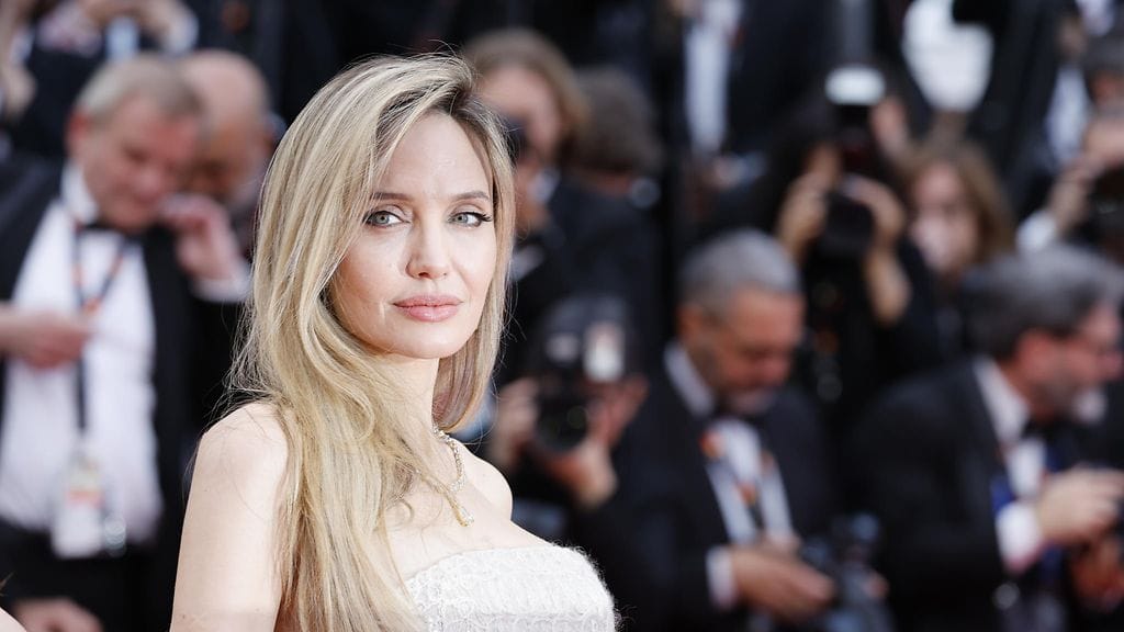 Angelina Jolie on nähty viime aikoina pitkillä hiuksilla. Uudessa Anxious People -elokuvassa hänen hiuksensa ovat kuitenkin polkkamalliset.