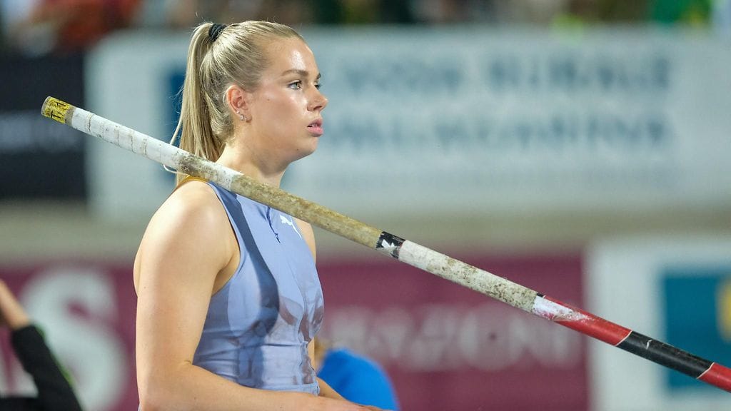 Elina Lampela saa kaikki tarvittavat seipäät Tokioon rikkoutuneiden tilalle.