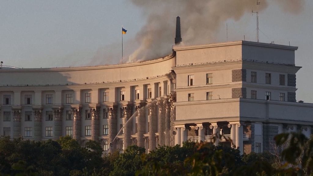 Kiova_hallintorakennus palaa