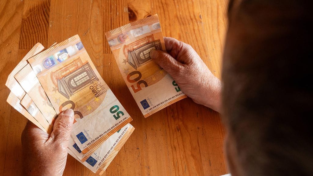 Poika oli säilyttänyt käteisvarojaan omassa huoneessa olleessa koulupöydän alalaatikossa. Kuvituskuva.