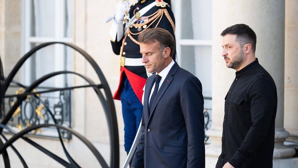 Zelenskiy kertoo keskustelleensa Macronin kanssa Venäjän ilmaiskujen jälkeen. Kuva otettu torstaina Pariisissa.