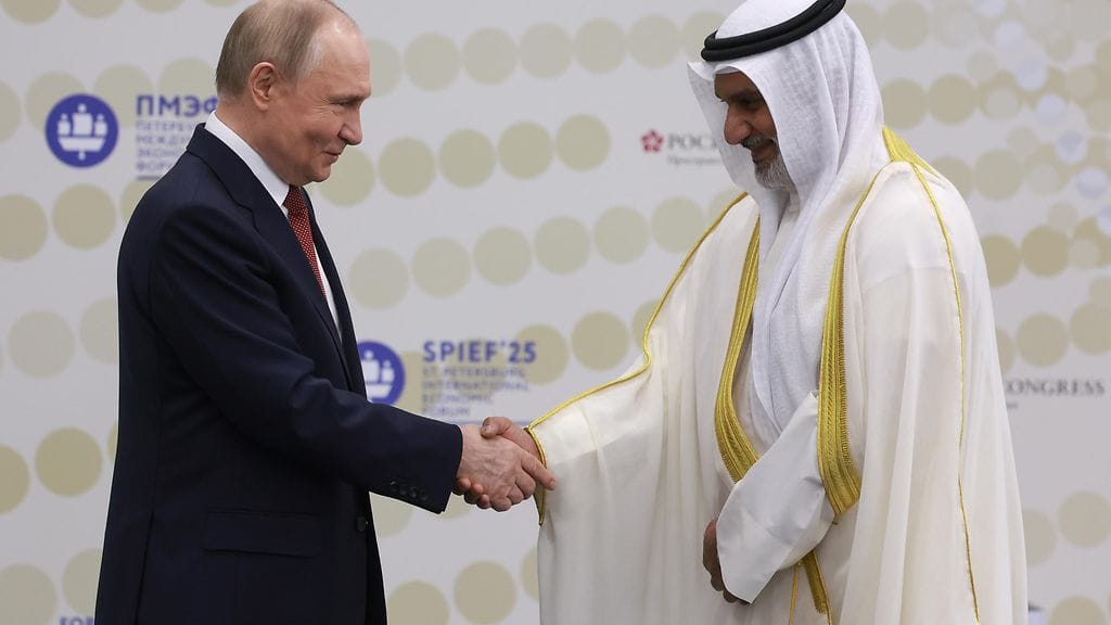 Venäjän presidentti Vladimir Putin kättelee OPEC-kartellin pääsihteeriä Haitham Al Ghaisia kesäkuussa 2025.