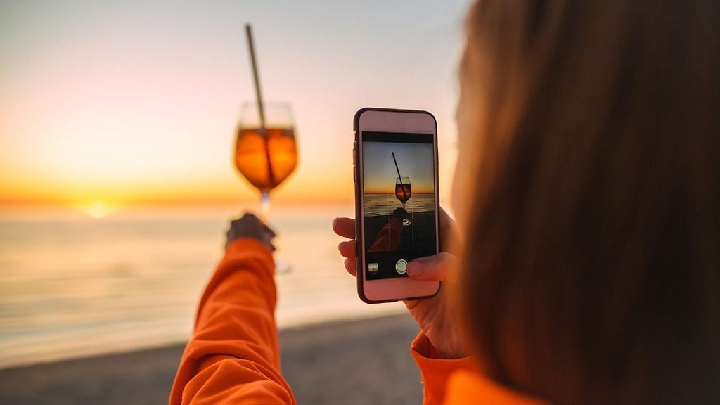Alkoholin vaikuttajamarkkinointiin suunnitellut tiukennukset eivät toteudukaan.