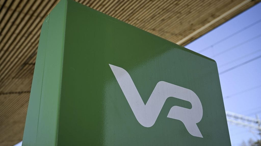 Kuvituskuva. VR:n logo Järvenpään rautatieasemalla 12. toukokuuta 2025.