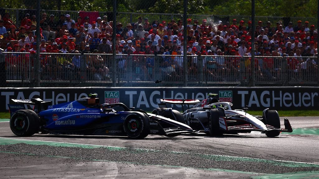 Oliver Bearman (oik.) taklasi Carlos Sainzia kesken Italian GP:n