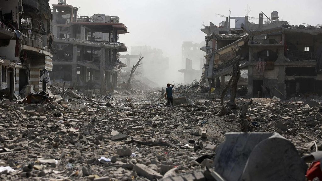 Kuvituskuva. Palestiinalainen nuori seisoo raunioituneella kadulla Saftawin kaupunginosassa Jabalian länsipuolella Gazan pohjoisosassa 25. elokuuta 2025.