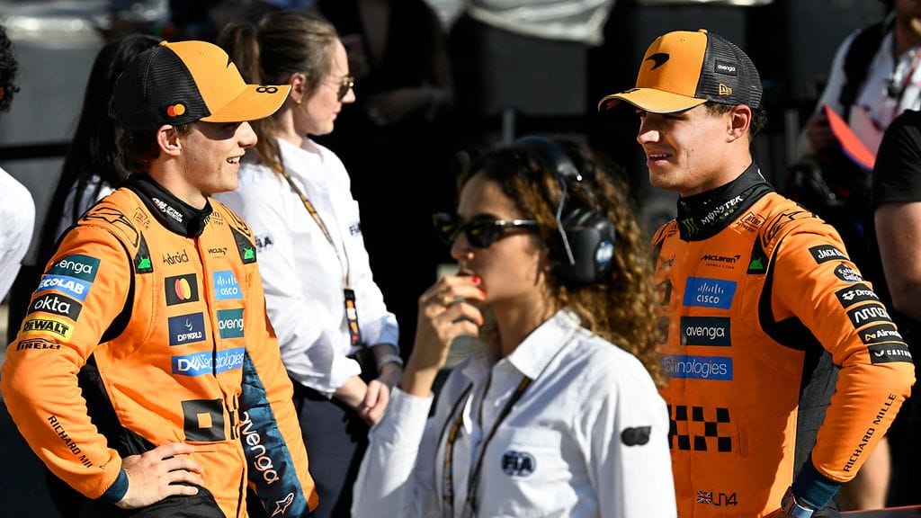 Oscar Piastri (vas.) joutui luovuttamaan Italian F1-kisan kakkospaikkansa takaisin tallikaverilleen Lando Norrisille.