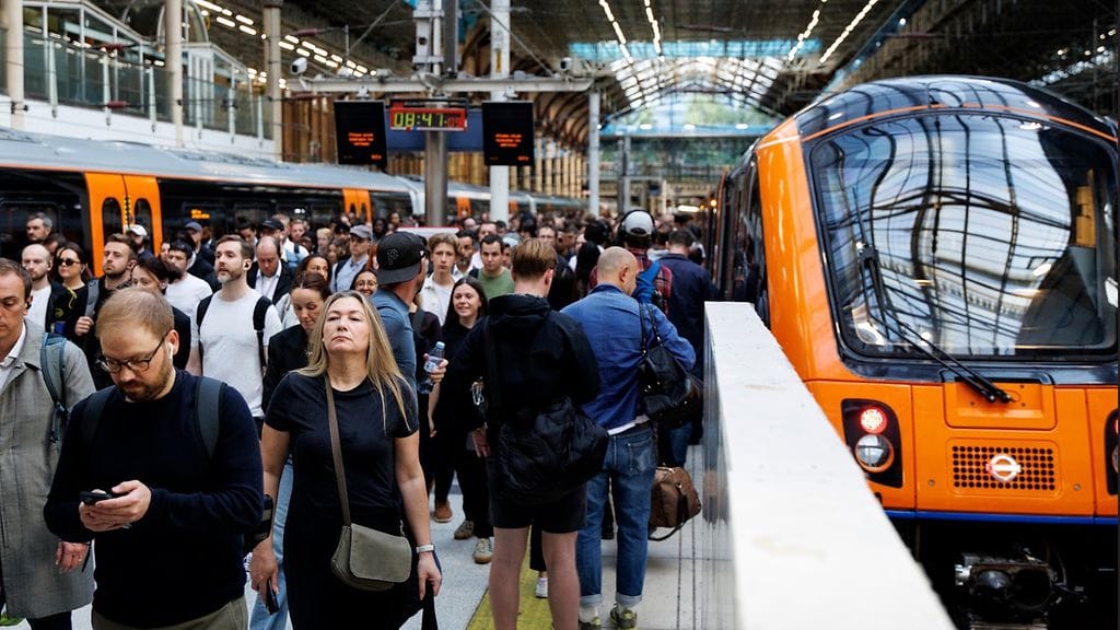 Työmatkalaisia Liverpool Streetin asemalla Lontoossa 8. syyskuuta 2025.
