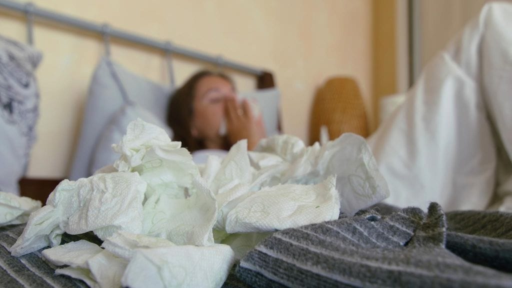 Ei ole itsestään selvää, mihin sairastamisen tuottamat jätteet, kuten nenäliina, pitää heittää.