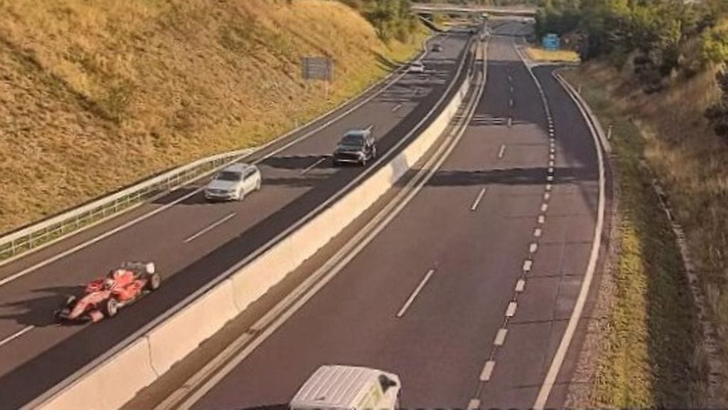 Kuvassa poliisin etsimä formula-auto D4-moottoritielläTšekissä.