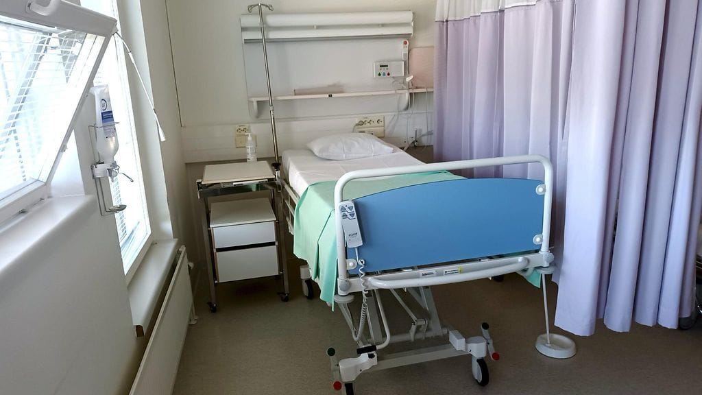 Kuvituskuva. Potilasvuode Peijaksen sairaalan kirurgian vuodeosastolla syyskuussa 2024.