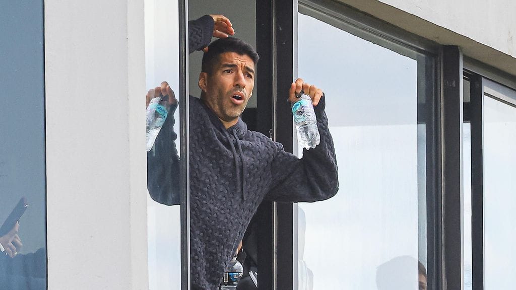 Luis Suarez seurasi lauantaina omistamansa uruguaylaisen Deportivo LSM:n ottelua.