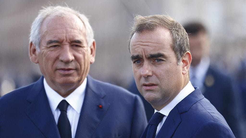Ranskan pääministeri François Bayrou (vasemmalla) ja Ranskan puolustusministeri Sébastien Lecornu Pariisissa 14. heinäkuuta.