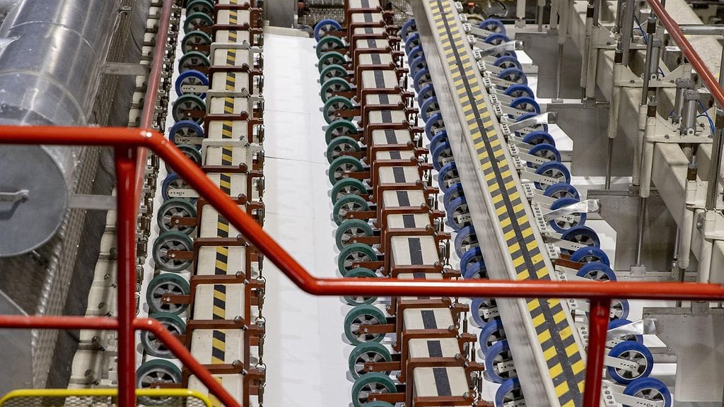 Metsä Groupin tehdas Raumalla 4. syyskuuta 2025, sellutehtaan kuitulinjasto Metsä Groupin Rauman sellutehtaalla.