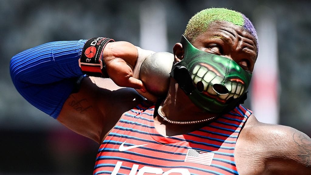 Raven Saunders on tunnettu räväköistä maskeistaan.