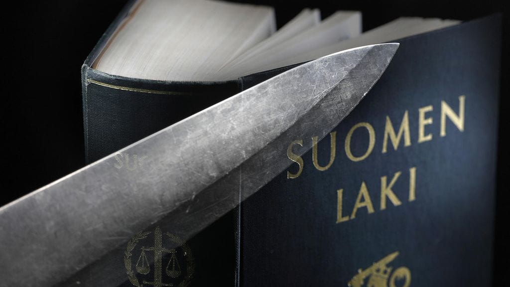 Syytetty kiistää murhasyytteet, mutta myöntää syyllistyneensä kahteen tappoon.