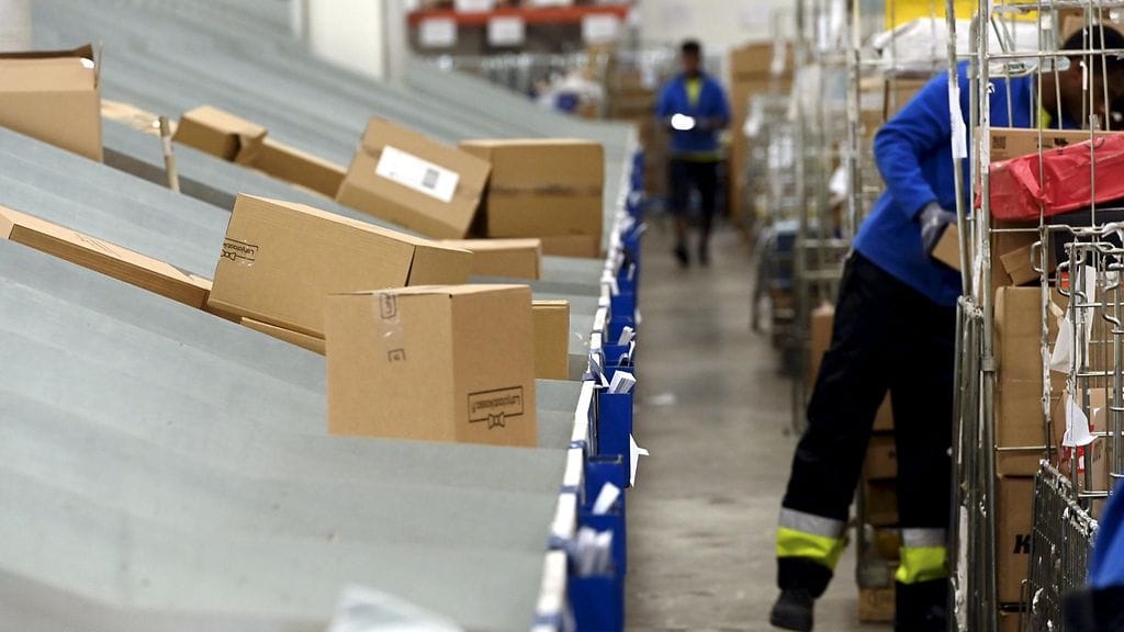 Pakettien lajittelua Matkahuollon Vantaan terminaalissa 14. joulukuuta 2022.