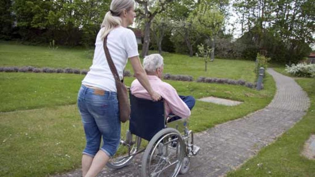 Toisessa päässä huolenpitoa odottavat lapsenlapsen, toisessa omat ikääntyvät vanhemmat.