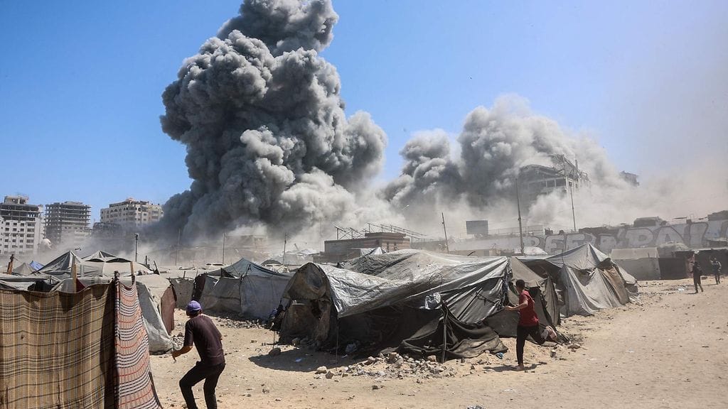 Savua nousi Gazan kaupungissa keskiviikkona sen jälkeen, kun Israel oli ilmoittanut iskevänsä Hamasin käyttämiin rakennuksiin ennen kaupungin valtaamista.