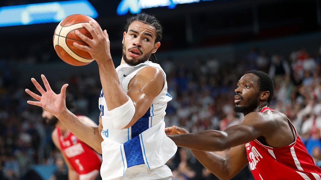 Olivier Nkamhoua sai Yhdysvaltain kansalaisuuden vuoden 2023 lopussa. Amerikkalaistaustainen Kamar Baldwin (oik.) pestattiin Georgian maajoukkueeseen.