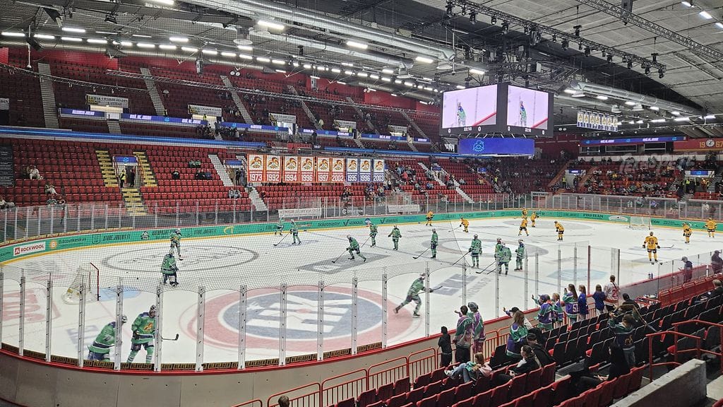 Helsingin jäähallia koristavat uudet ledikiskot.