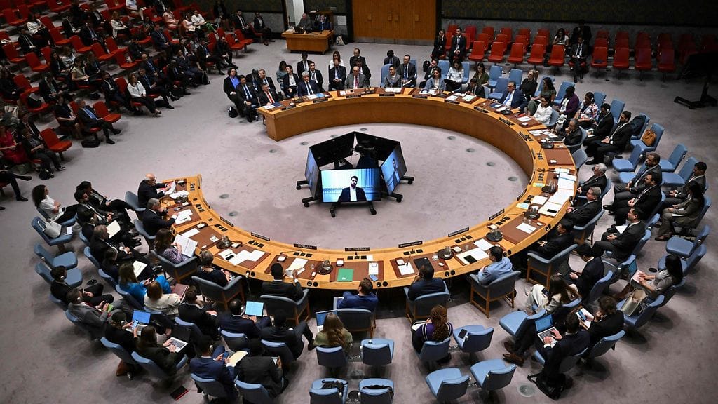 Kieli keskellä suuta muotoiltu lausunto selittyy sillä, että se vaati hyväksynnän kaikilta mailta.