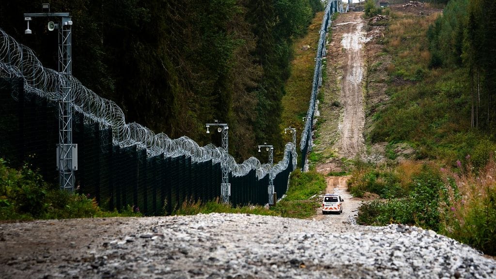 Itärajan esteaita koostuu metalliverkkoaidasta, sen viereisestä tiestä, puuttomasta alueesta ja teknisestä valvontajärjestelmästä.