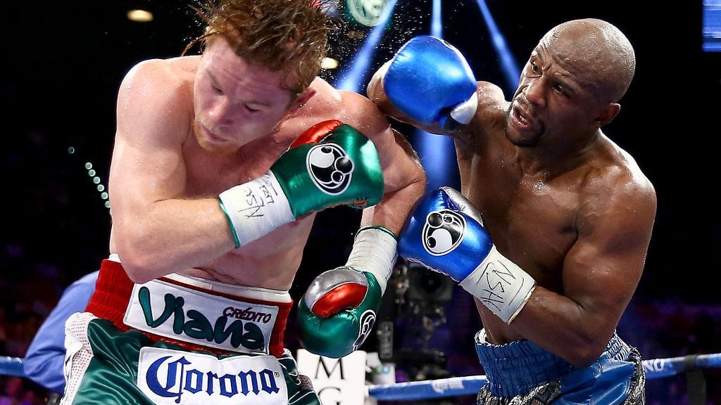 Tämä ottelu muistetaan. Floyd Mayweather (oik.) järjesti oppitunnin Saul Alvarezille, joka on kertonut ottaneensa ottelusta paljon oppia huimalle uralleen.