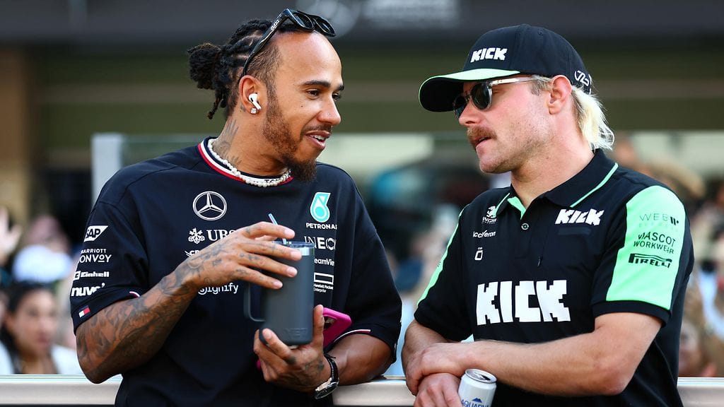 Lewis Hamilton ja Valtteri Bottas joulukuussa 2024. Suomalainen palaa F1-kisakuskiksi ensi vuonna.