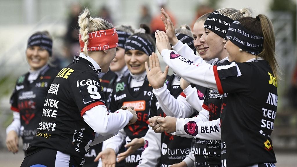 Manse PP juhlii pesäpallon naisten Suomen mestaruutta toista vuotta putkeen.